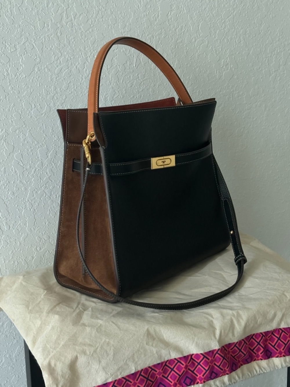 Tory Burch Black Leather Shoulder Bag with Brown Trim - Picture 2 of 3